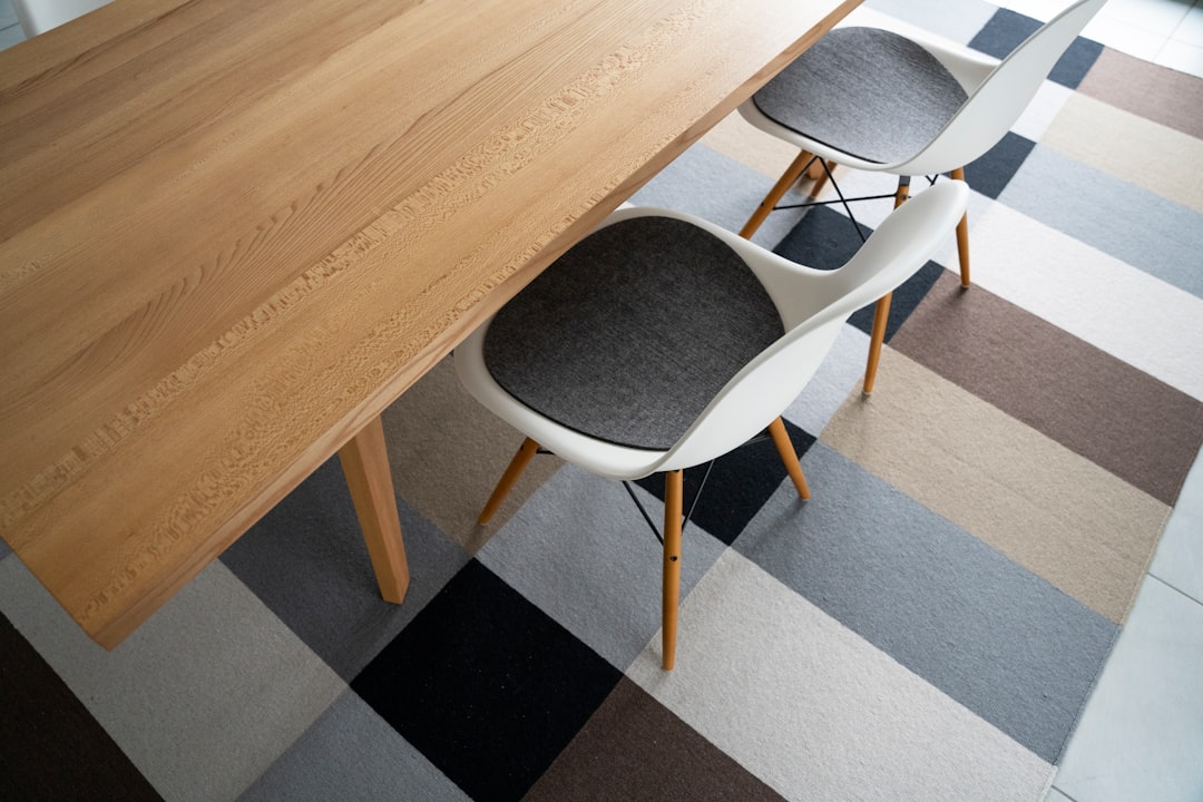 Comment nettoyer une table en céramique : guide complet sans l'abîmer