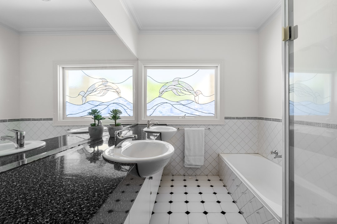 Couleurs tendance salle de bain 2026 : les palettes qui changent tout