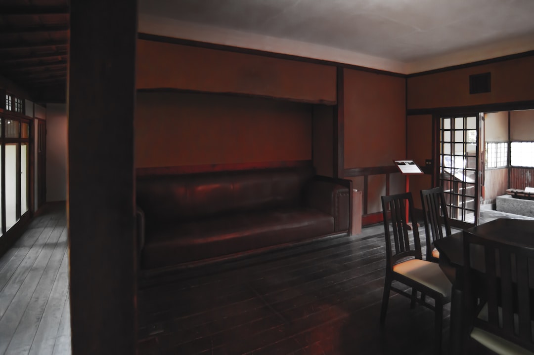 Salon chaleureux : 10 astuces pour un espace cocooning