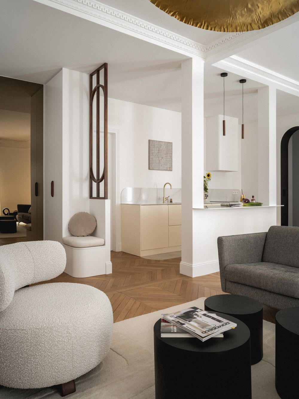 Decoration couloir avec galerie de cadres et console