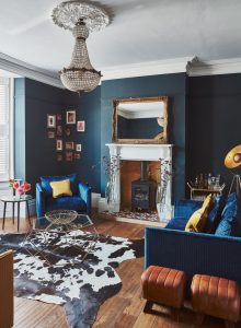 salon bleu avec bois