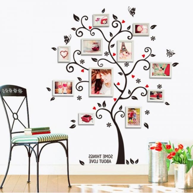 Vinyle pour mur en forme d'arbre, avec des photos sur les branches.