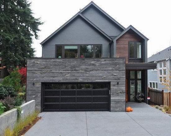 maison avec façade grise, murs en pierre et en bois
