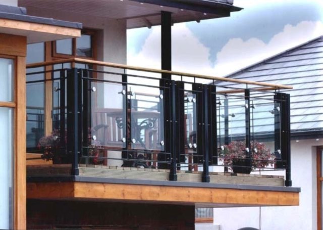 grilles noires de balcon et acryliques