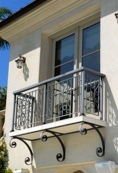 grilles grises de balcon