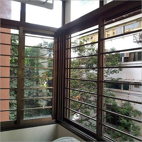 fenêtre avec grilles brunes
