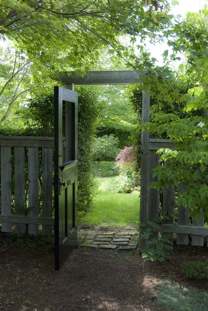 Porte en bois donnant sur le jardin