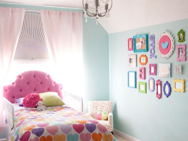 Images pour une chambre d'enfants, chambre rose et bleu clair avec des carrés de couleur.