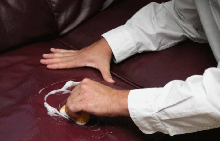 Comment nettoyer un canapé en cuir : liquide vaisselle, vinaigre